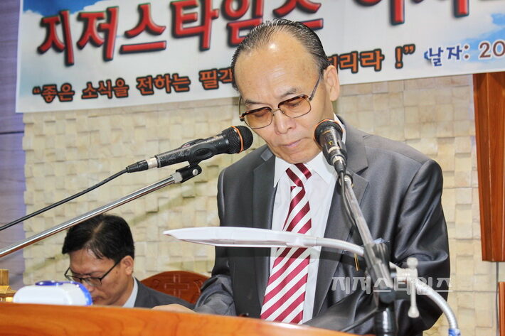 대표기도하는 정대성 목사.jpg