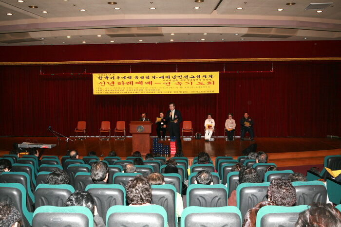 축사 엄신형 목사.jpg