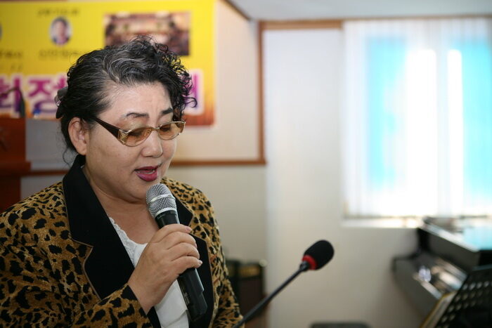 찬양으로 영광돌리는 운영이사 강신숙 목사.jpg