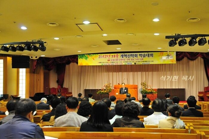 석기현 목사가 설교하고 있다04.jpg