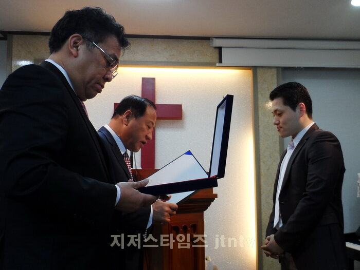 송상원 기자 인권보도상 수상1.jpg