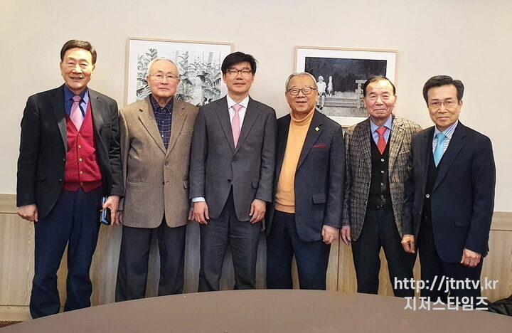 ▲서울대 보건대학원장 초청 간담회(좌)세 번째가 이기영 원장, 네 번째가 필자)-01.jpg