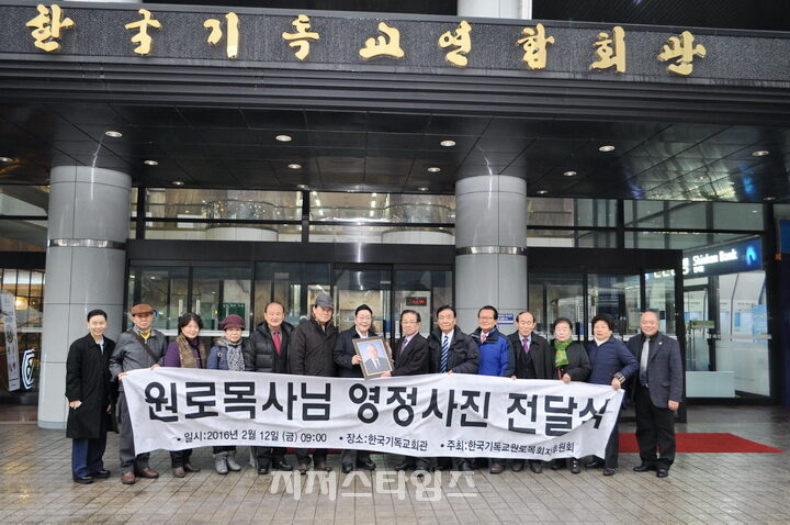 jtv-01 영정사진전달식.jpg