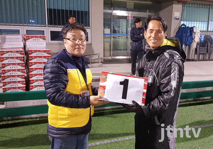 우승 상품을 받는 안목선 손영수 감독02.jpg
