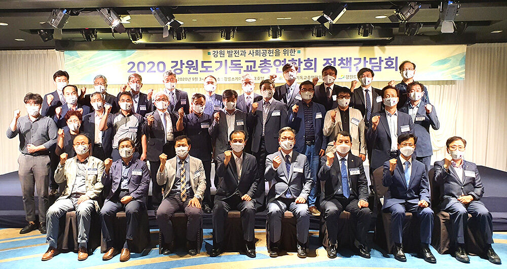 15. 정책간담회를 마치고 기념촬영 1.jpg