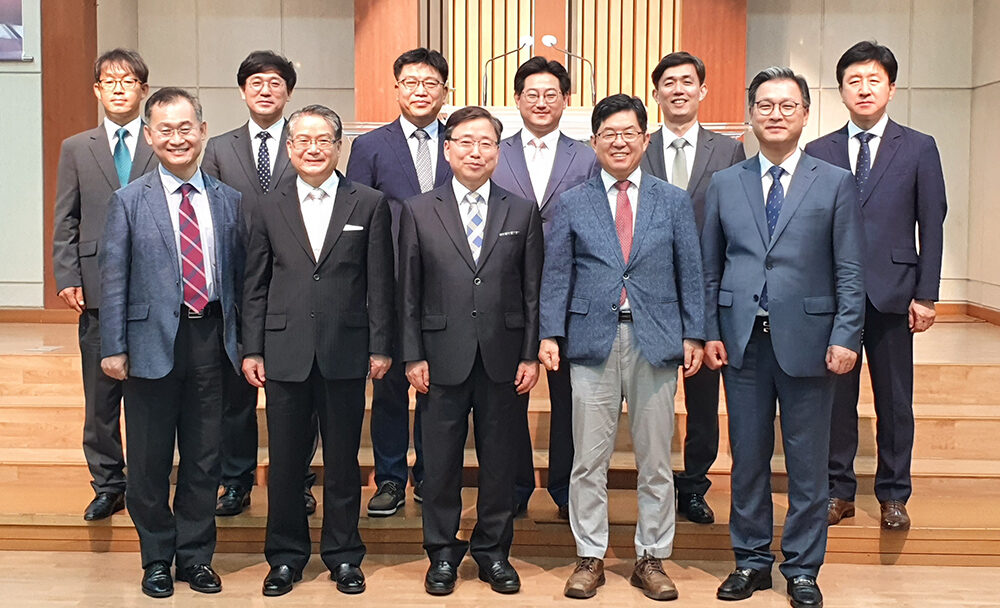 8. 예배 후 기념활영(목화자연합회 임원8, 강사).jpg