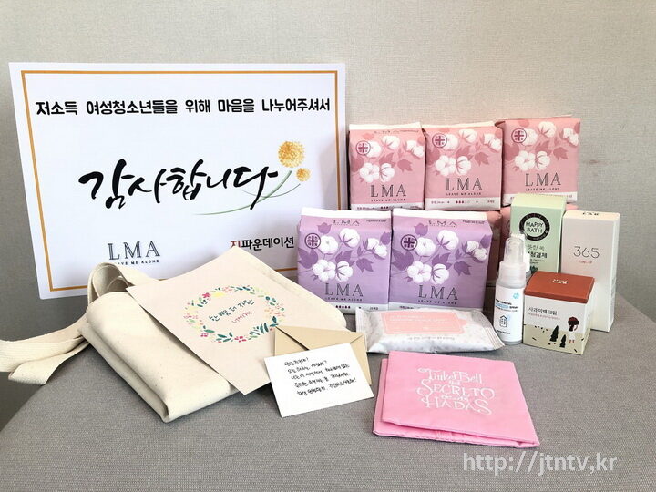 1000_(주)스타럭스에서는 다가오는 어린이날을 맞아 여성청소년을 위한 생리대를 지파운데이션에 기부했다01.jpg