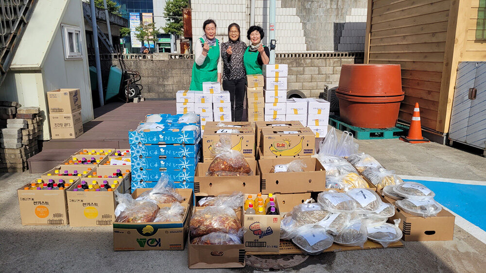 남양동 어버이날 행사(음식배부).jpg