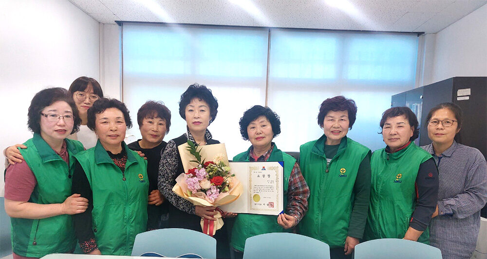 남양동 어버이날 행사(효행상 시상).jpg