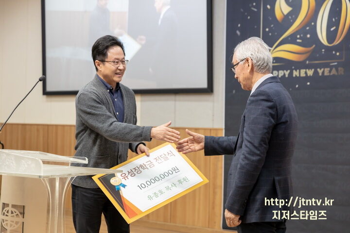 장학금 전달.jpg