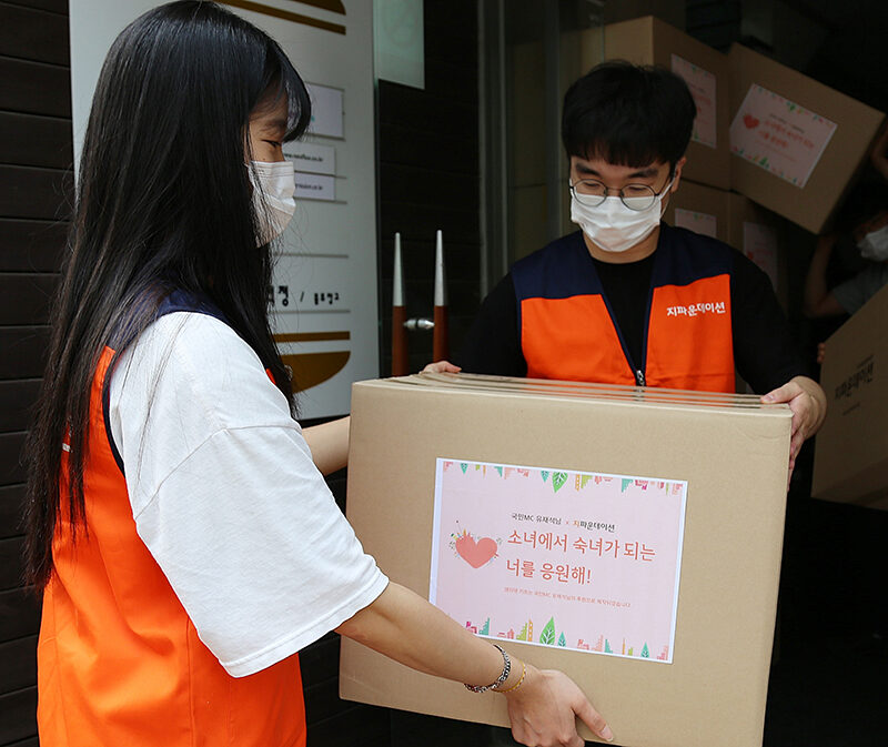 개그맨 유재석 지파운데이션에 기부_ 저소득 여성청소년 500명에게 생리대 키트 지원001.jpg
