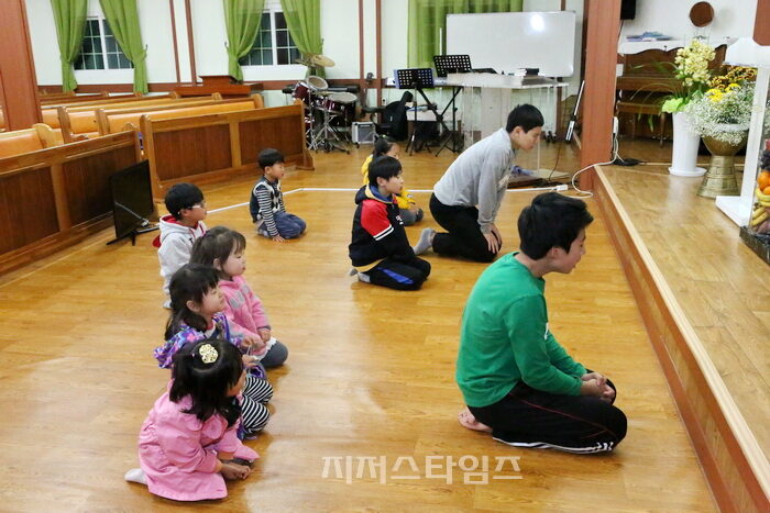 학교다녀와 성전에 들러 기도하는 학생들과 아이들.jpg