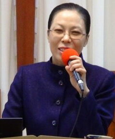 1. 탕자의 삶 설교하는 김지혜 목사 2.jpg
