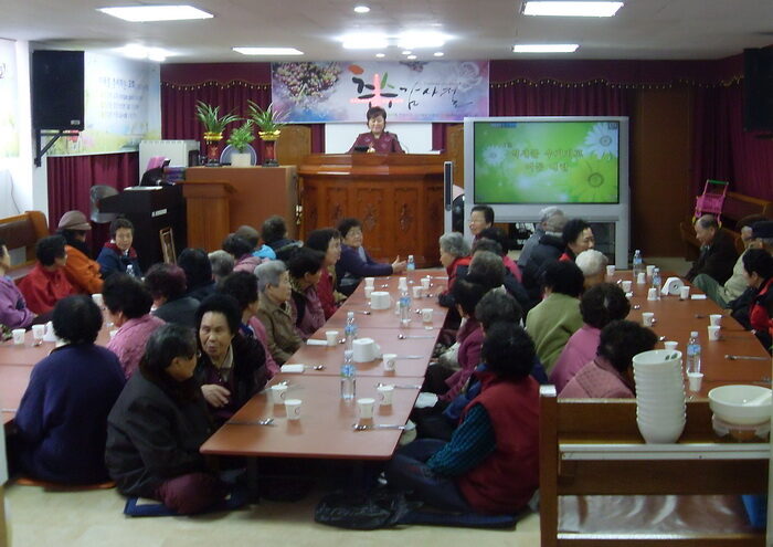 벧엘교회 오르신을 섬기고 있다.jpg